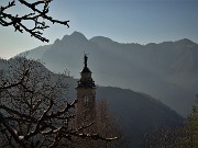 10 Mi sono alzato rispetto al campanile della chiesa con vista sul Monte Zucco